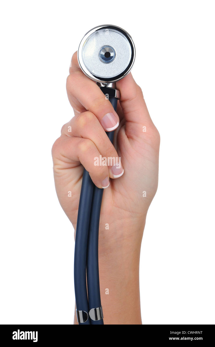 Closeup of a woman's hand holding up un stéthoscope sur un fond blanc. Banque D'Images