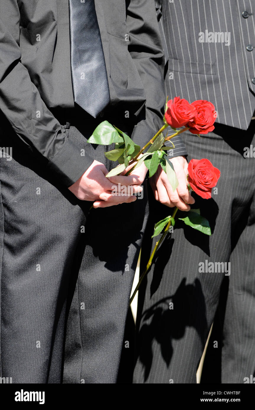 Deux pleureuses holding roses rouges au cours d'une cérémonie de rapatriement de soldats britanniques tués en Afghanistan à Wooton Bassett, Wilt Banque D'Images