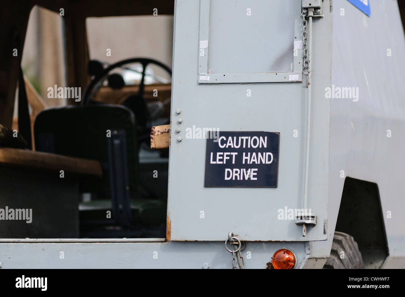 Inscrivez-vous à l'arrière d'un vieux Landrover avertissement à la suite les automobilistes qu'il est à gauche. Banque D'Images Inscrivez-vous à l'arrière d'un vieux Landrover avertissement à la suite les automobilistes qu'il est à gauche. Banque D'Images