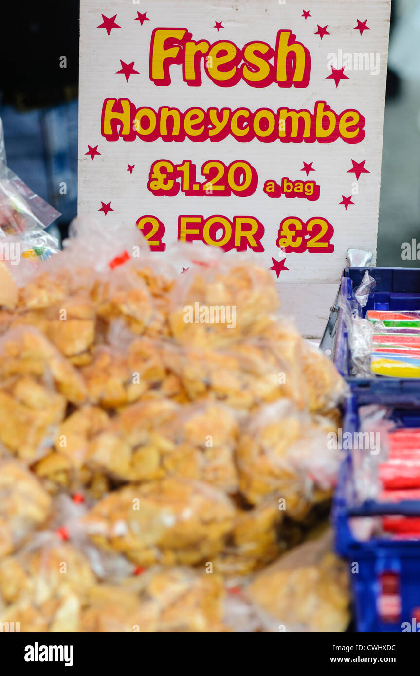 Sacs de miel en vente à l'Ould Lammas Fair à Ballycastle Banque D'Images