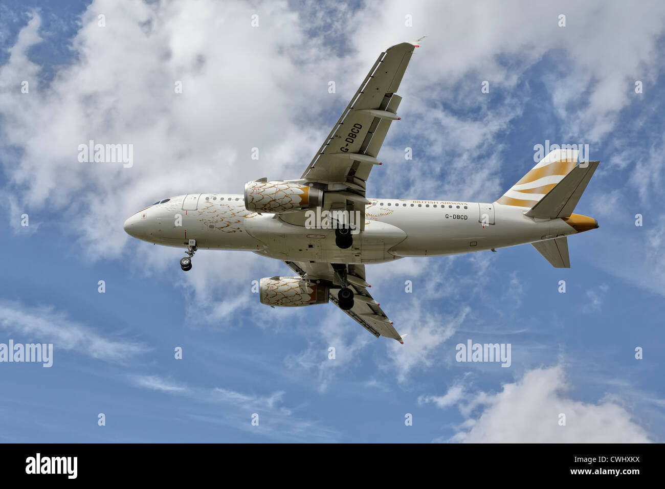 Un Airbus A320 de British Airways de l'approche finale - Jeux olympiques et spécial couleurs jubillee Banque D'Images