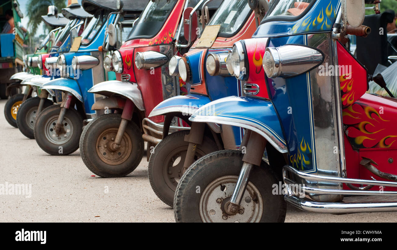 Vieux tuk-tuk taxis attendent des passagers en Thaïlande. Banque D'Images