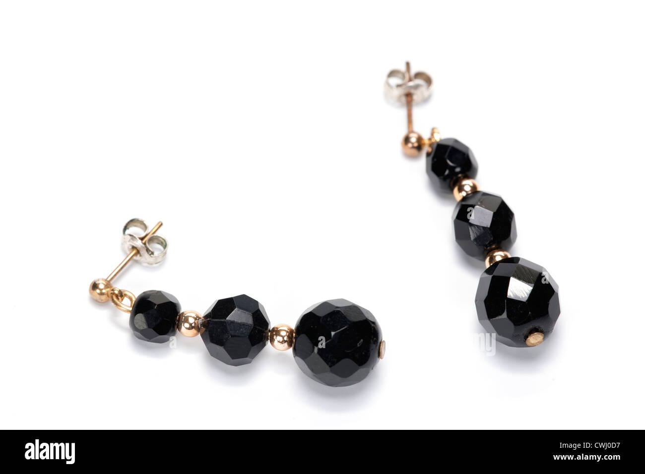 Paire de boucles d'oreilles bille en plastique noir vintage Banque D'Images