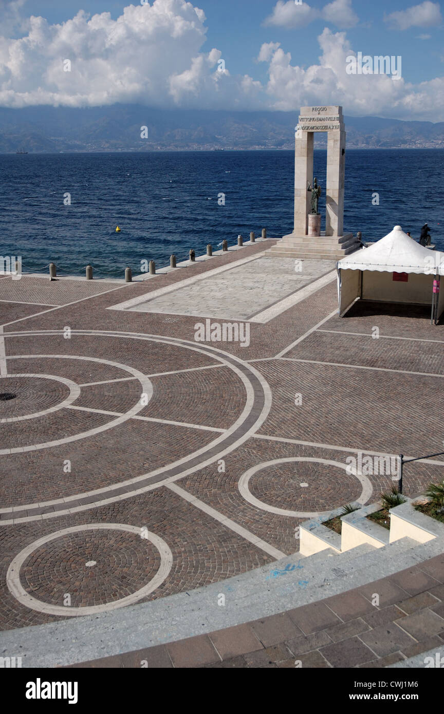 Statue de la déesse Athéna au détroit Arena sur la Via Marina, Reggio di Calabria, Italie Banque D'Images