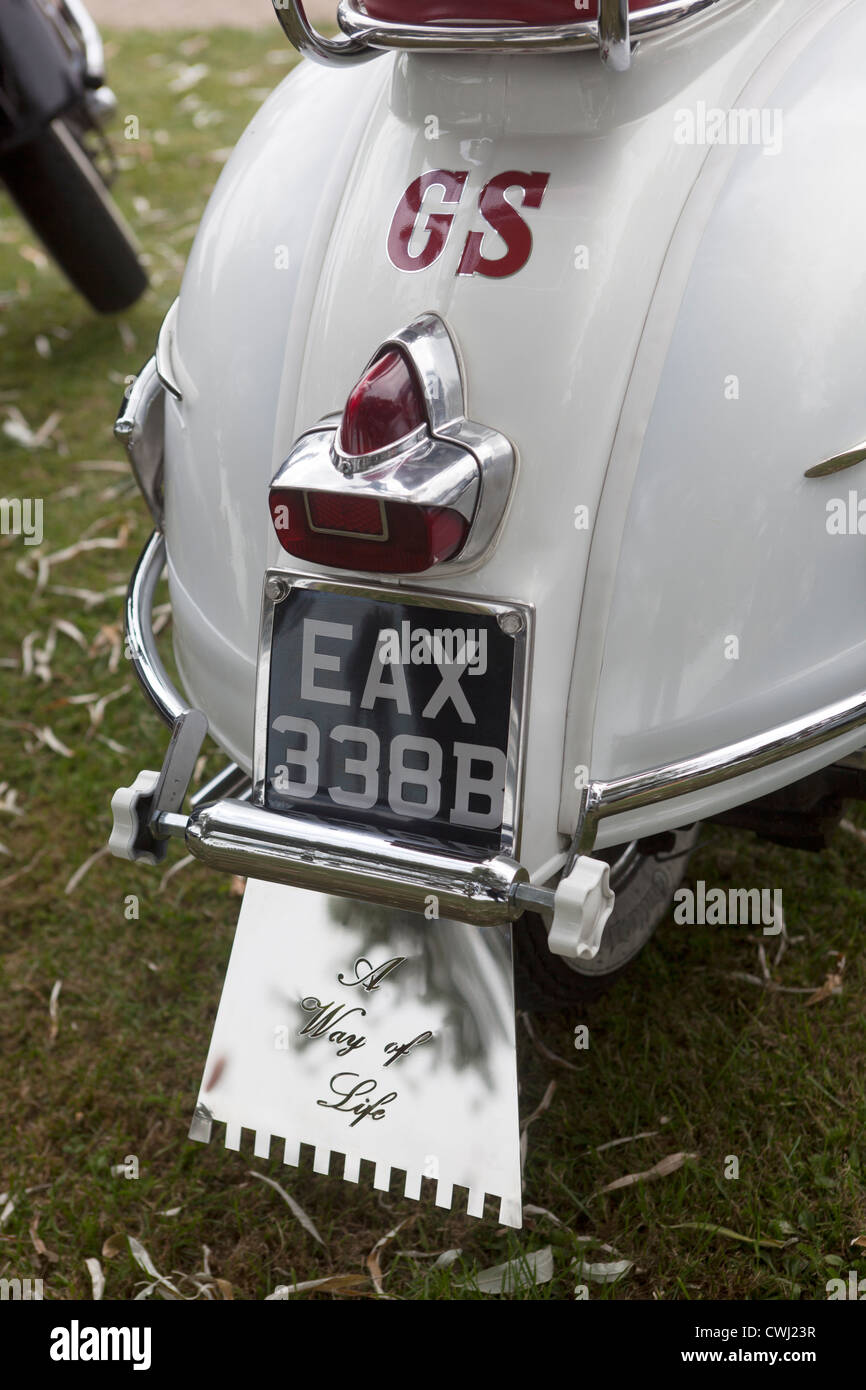 Scooter Vespa classique avec 'un mode de vie' Bavette Banque D'Images