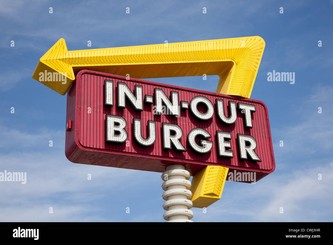 Un classique IN-N-OUT BURGER signe en face de ciel bleu avec flèche jaune Banque D'Images