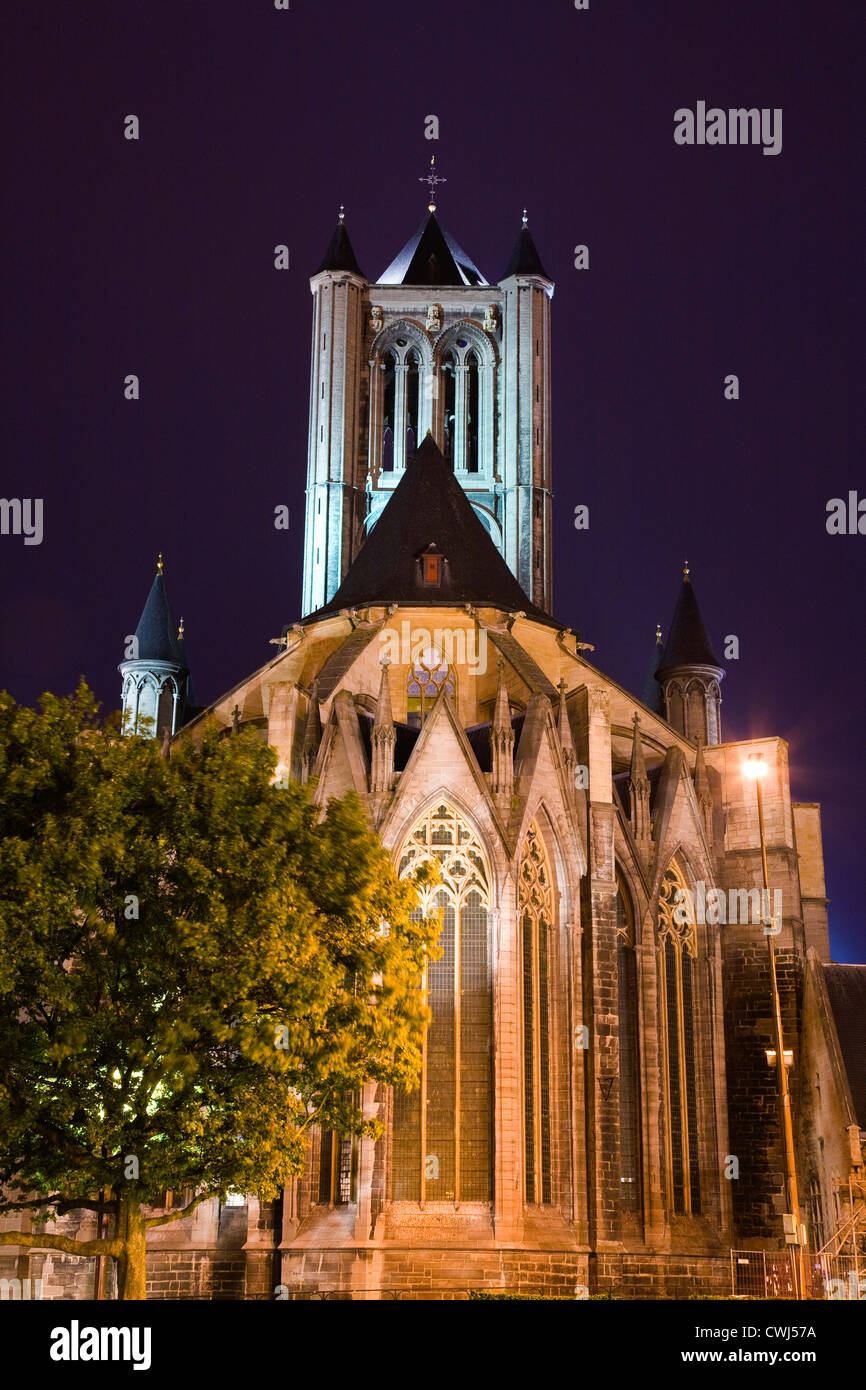 Cathédrale illuminée et clocher Banque D'Images