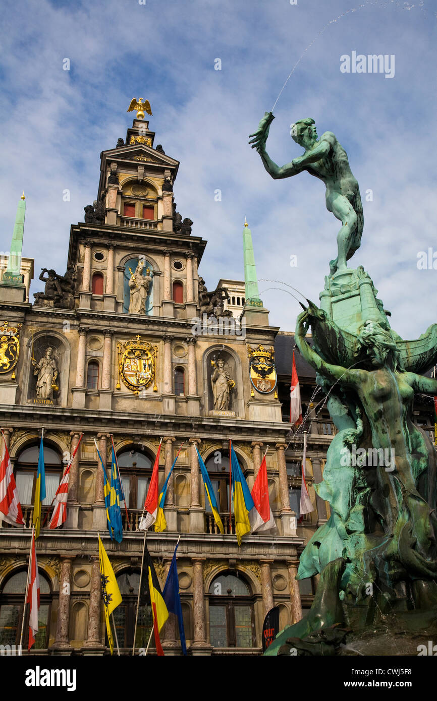 Bâtiment très ornementé et statue Banque D'Images