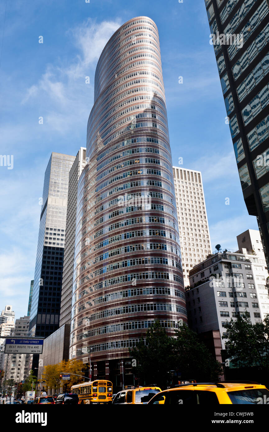 Le rouge à lèvres, Bâtiment de style postmoderne de l'architecte Philip Johnson, New York City. Bernie Madoff a couru son système de Ponzi ici. Banque D'Images