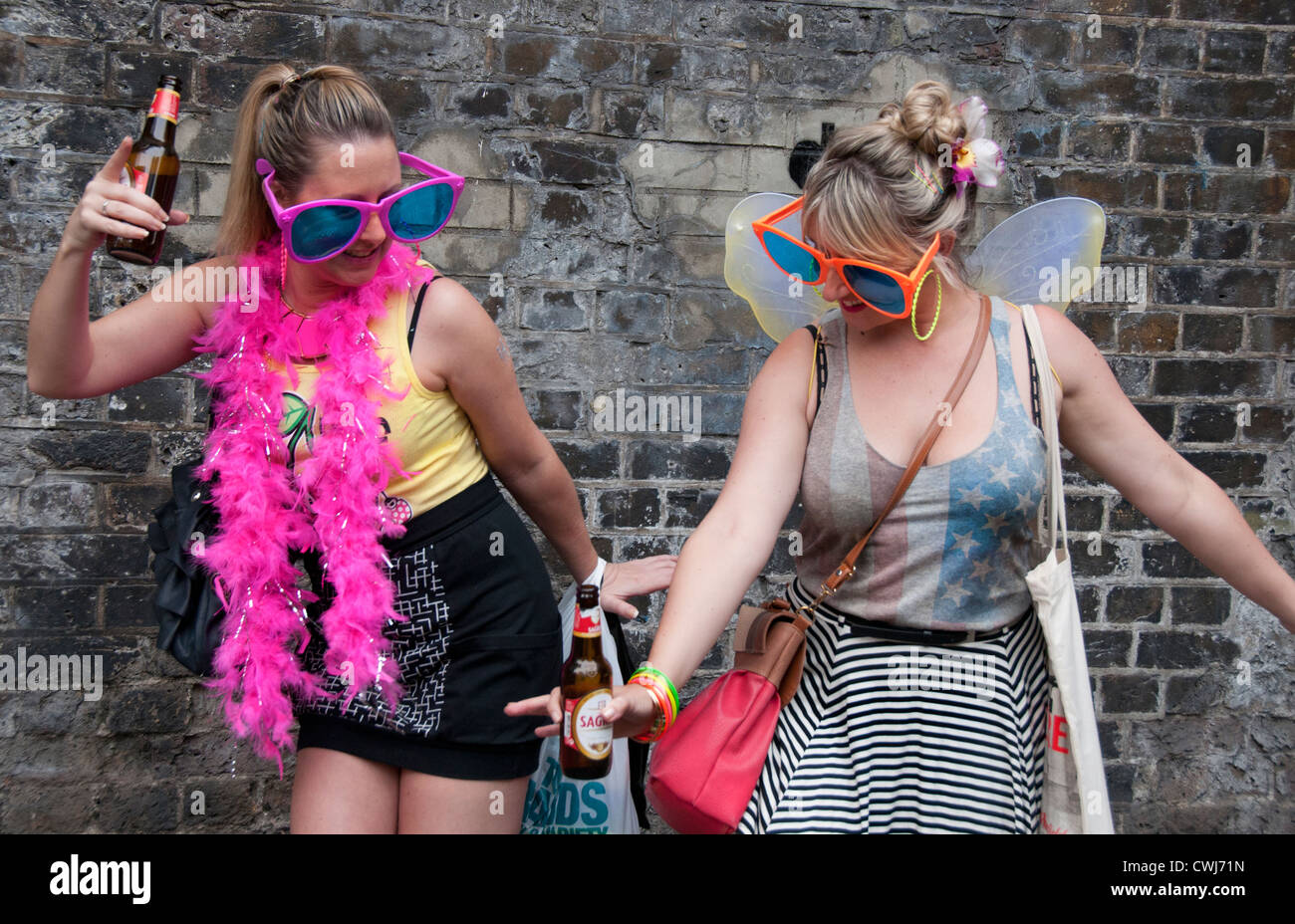 Les femmes habillés et en prenant part à Notting Hill Carnival 2012 Annuel Banque D'Images