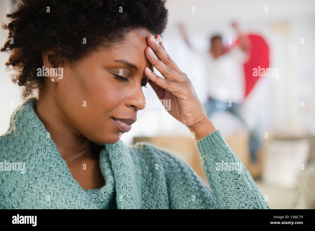 Femme noire avec maux de tête et de fils en arrière-plan Banque D'Images