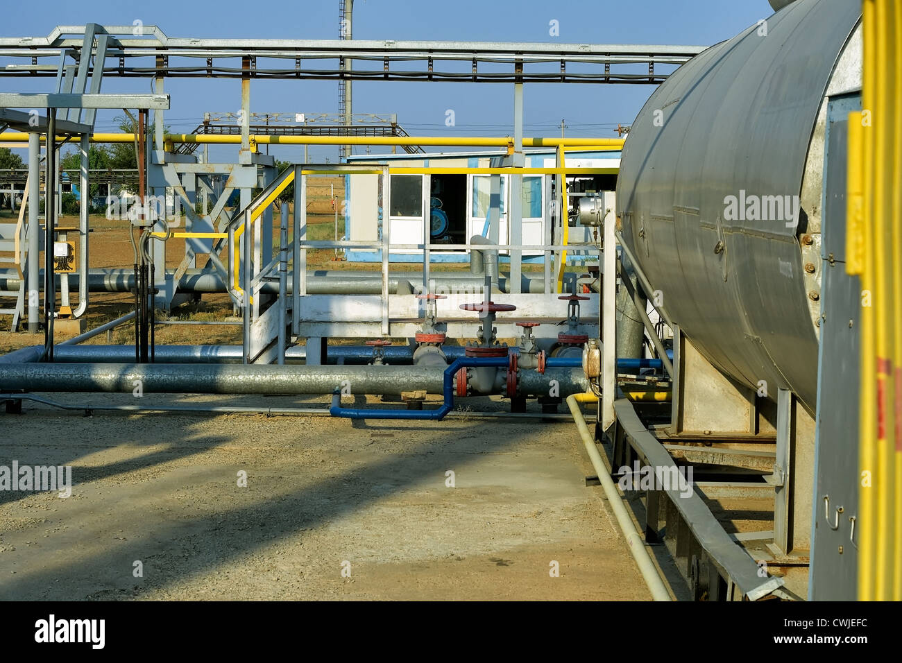 Pompe, gare, de l'industrie, d'huile, moteur, tuyau, tube, industrielle, de la technologie, de pipeline, de la construction, ligne, tuyauterie, usine, bleu, ma Banque D'Images