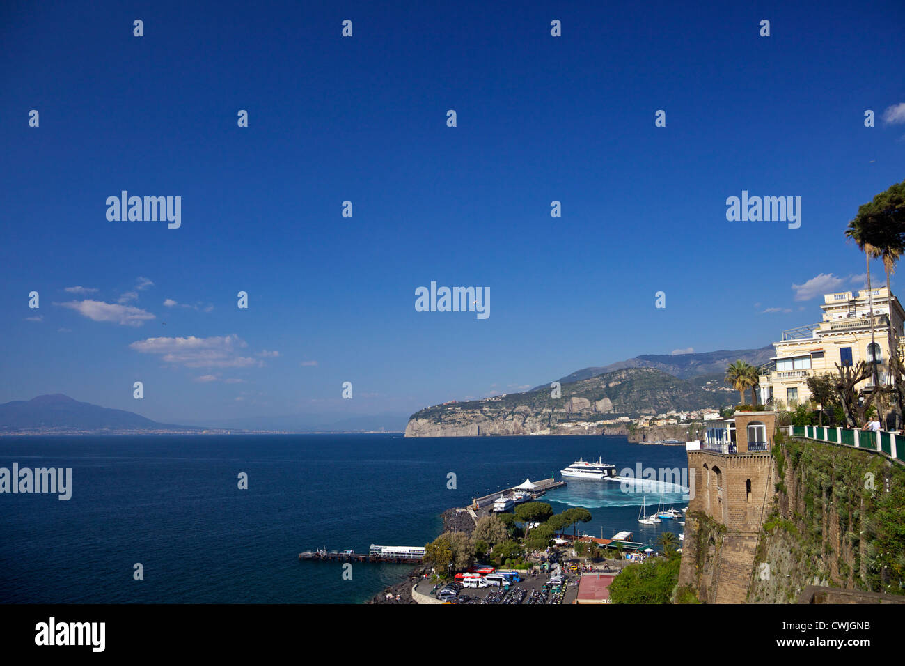 Vue sur la Marina Piccolo et le Vésuve dans le soleil d'été de Sorrente, la baie de Naples, Riviera napolitaine, Campanie, Italie, Europe Banque D'Images