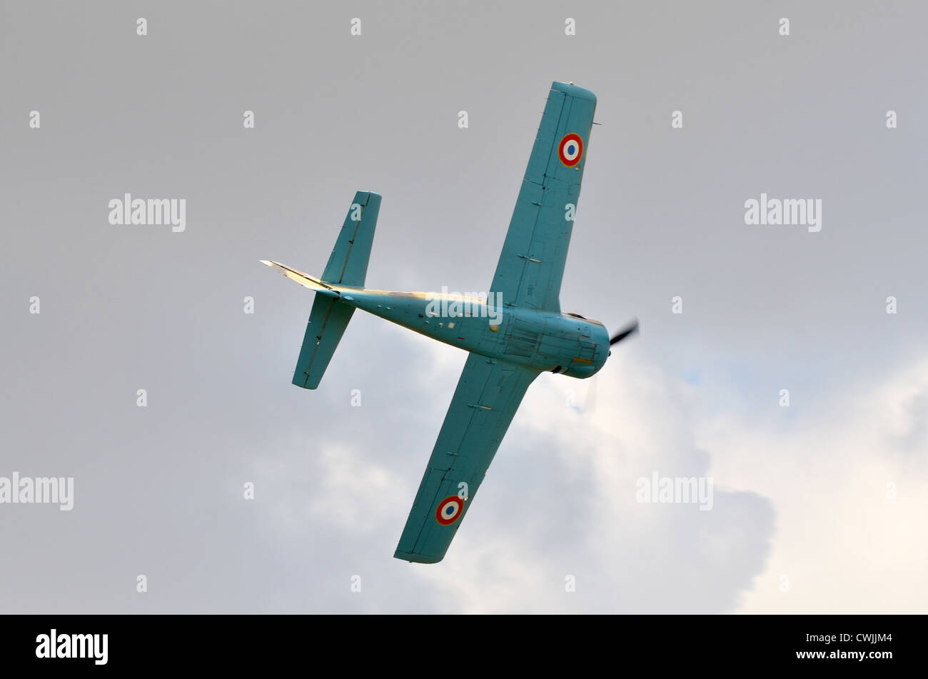 T28 Fennec en vol montrant le dessous bleu ciel Photo Stock - Alamy