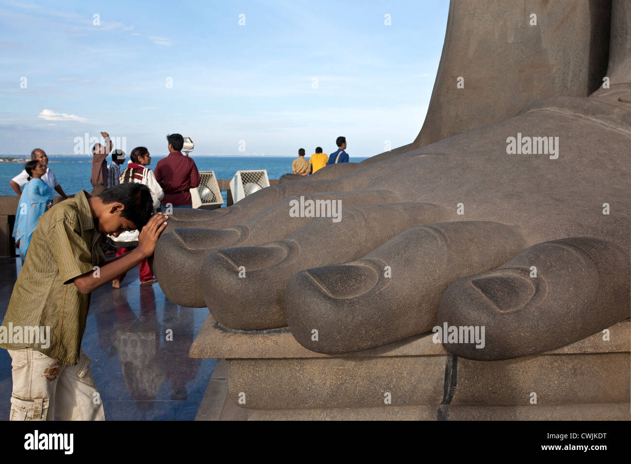 L'homme d'adorer la statue géante de Thiruvalluvar. L'Inde Kanyakumari. Banque D'Images