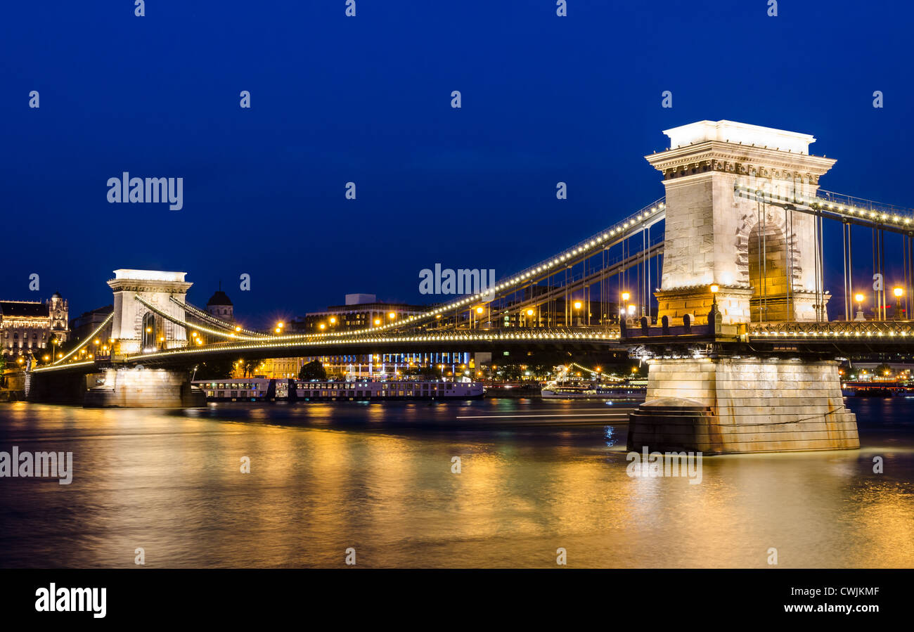 Le Pont des chaînes Széchenyi est un pont suspendu qui enjambe le Danube entre Buda et Pest. Banque D'Images