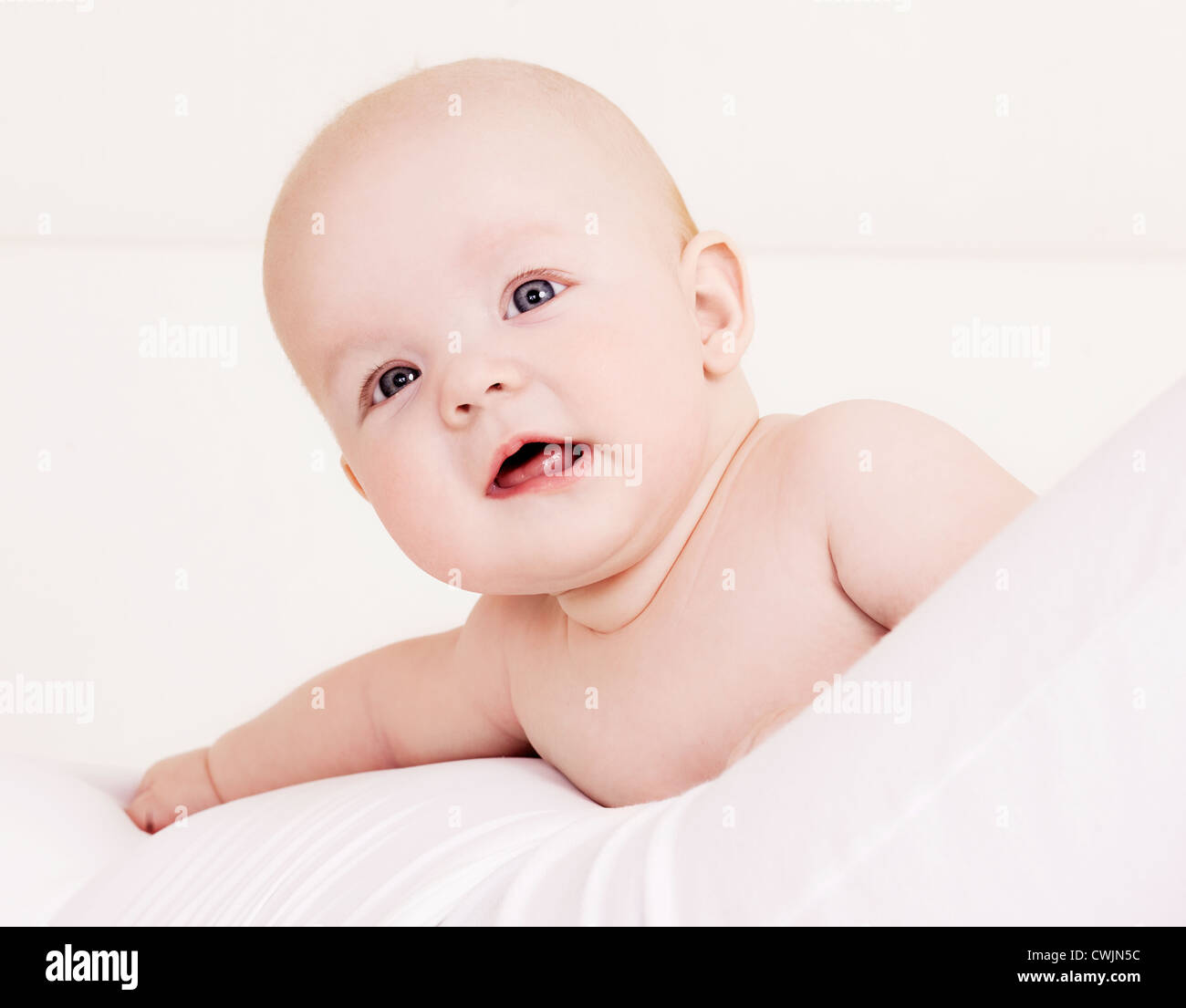 Happy Baby in bed Banque D'Images