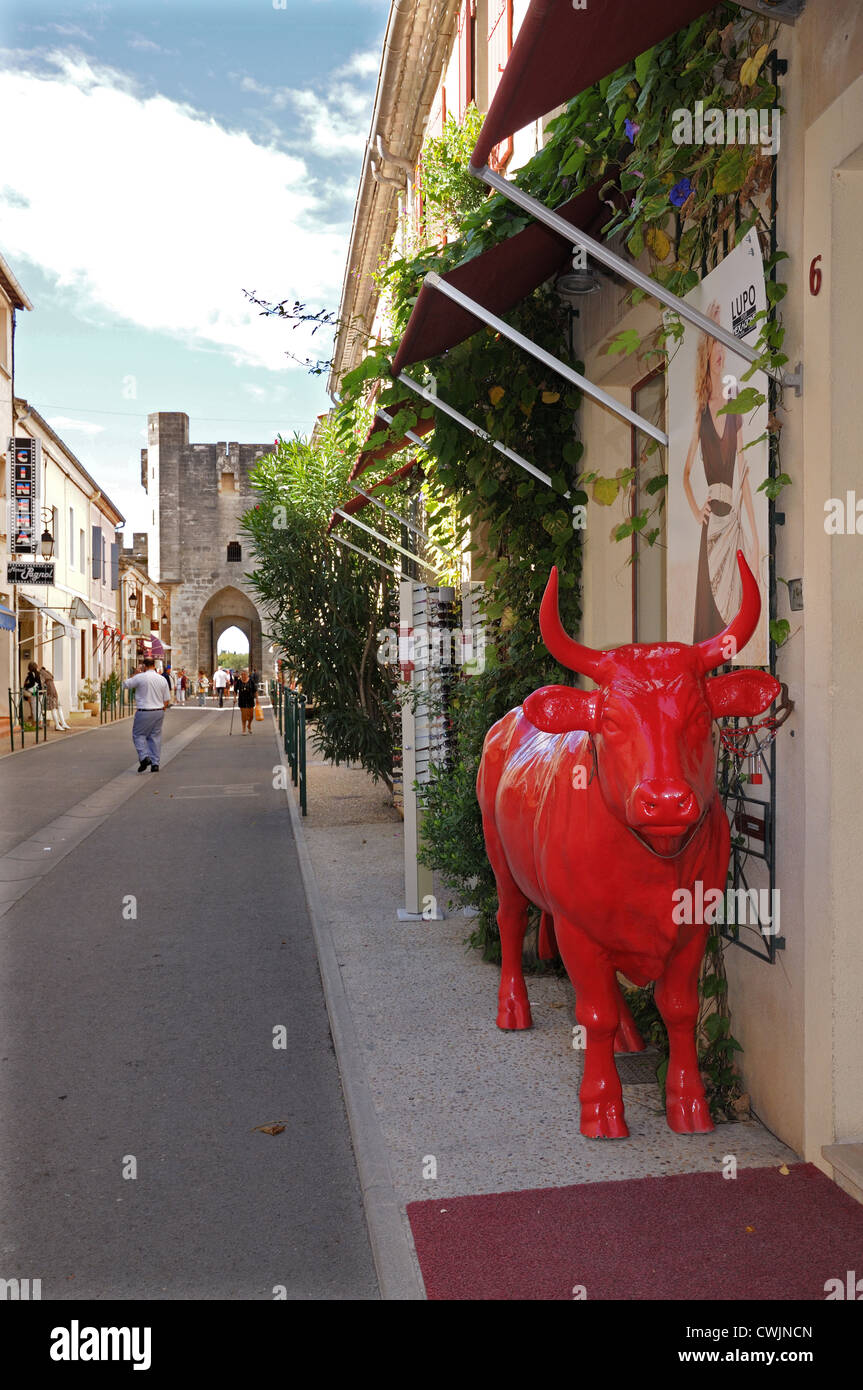 Rue Sadi Carnot dans la cité médiévale d'Aigues Mortes France Languedaoc-Roussillon avec Red Bull en plastique à l'extérieur restaurant Banque D'Images Rue Sadi Carnot dans la cité médiévale d'Aigues Mortes France Languedaoc-Roussillon avec Red Bull en plastique à l'extérieur restaurant Banque D'Images
