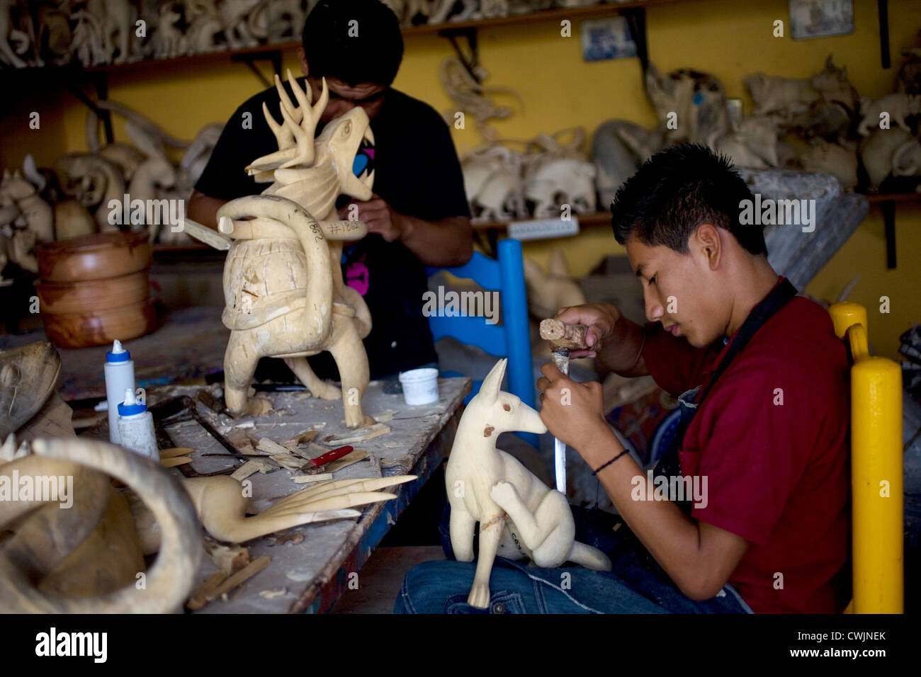 Artisans travaillent dans des sculptures en bois d'animaux fantastiques dans un studio à San Martin Tilcajete, Oaxaca, Mexique, 13 juillet 2012. Banque D'Images
