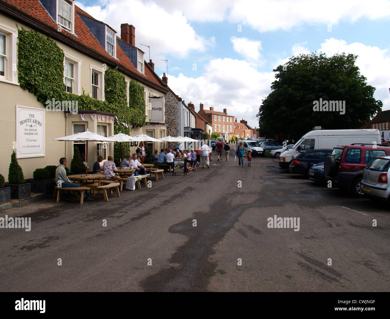 L'Hoste Arms, Burnham Market, Norfolk. - Connu sous le nom de Chelsea sur mer - plein de magasins branchés et chaotique, parking UK Banque D'Images