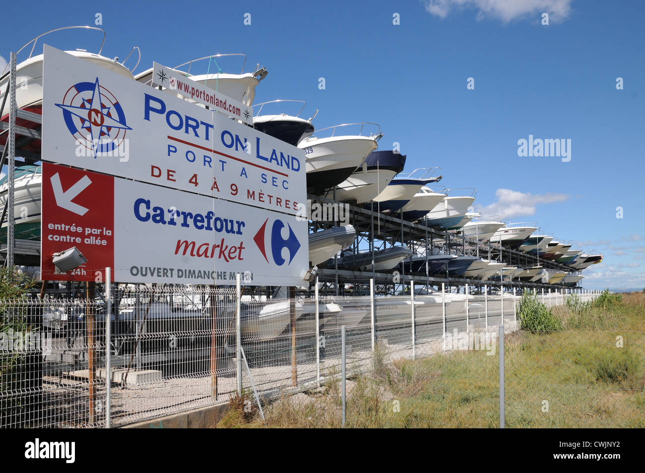 Bateaux empilés et stockés sur le port a sec ou à l'orifice de la terre sur la D986 Palavas les Flots Languedoc-Roussillon France Banque D'Images