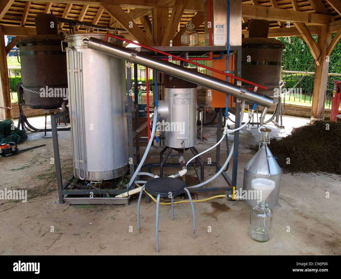 Distillation à la vapeur encore utilisés pour obtenir du pétrole à partir de fleurs de lavande, lavande Norfolk, King's Lynn, Royaume-Uni Banque D'Images