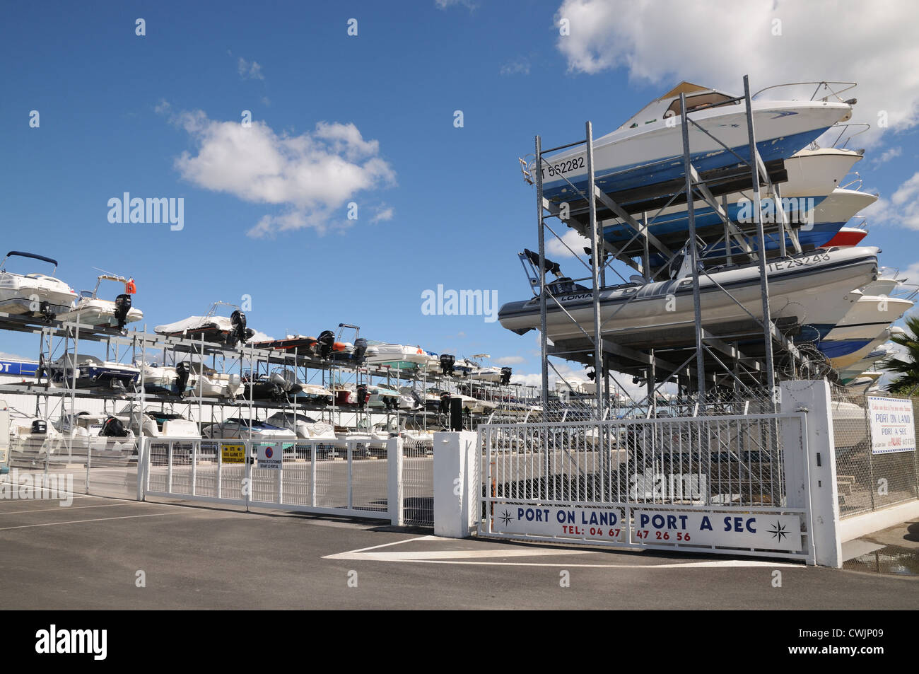 Bateaux empilés et stockés sur le port a sec ou à l'orifice de la terre sur la D986 Palavas les Flots Languedoc-Roussillon France Banque D'Images