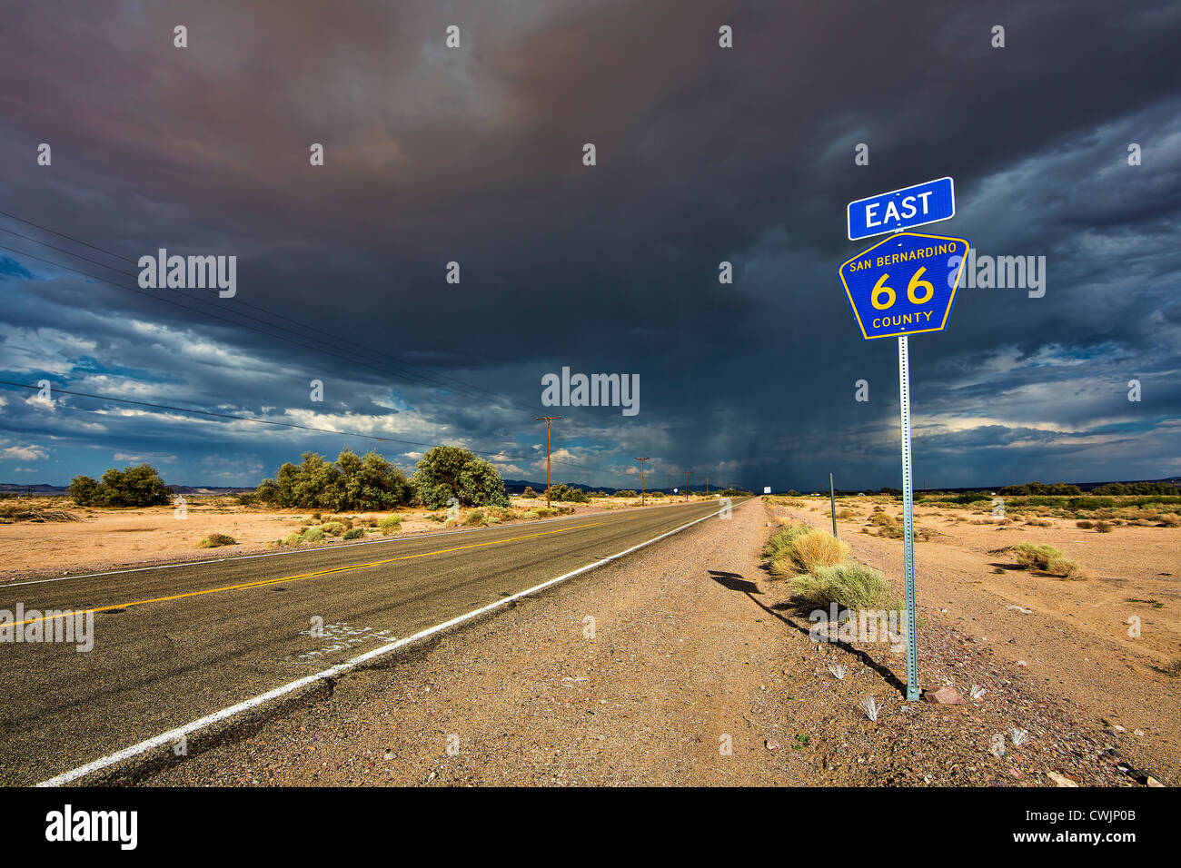 L'historique route 66 road désert et signer en Californie, USA Banque D'Images