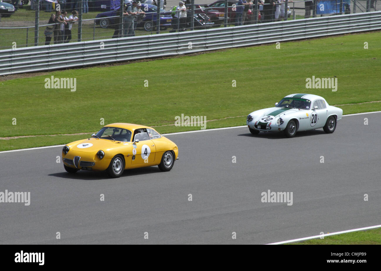 Alfa Romeo Giuletta Sprint Zagato et Lotus Elite à RAC Tourist Trophy pour véhicules historiques (pré-63 GT) Silverstone Classic 2012 Banque D'Images