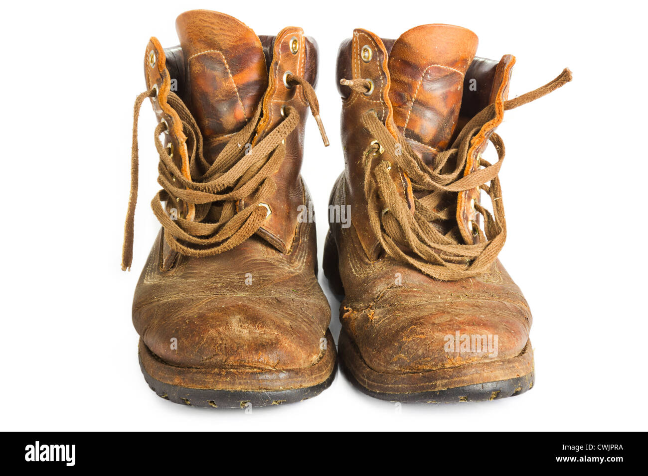 Ancienne paire de bottes de travail en cuir marron usé on white Banque D'Images Ancienne paire de bottes de travail en cuir marron usé on white Banque D'Images