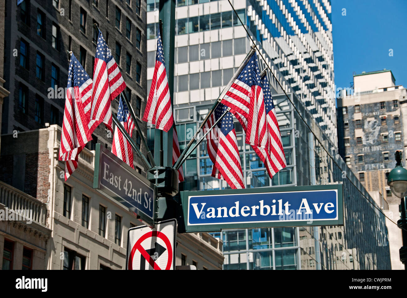 Vanderbilt Avenue East 42 Street American Flags Stars and Stripes American, États-Unis d'Amérique, États-Unis Banque D'Images