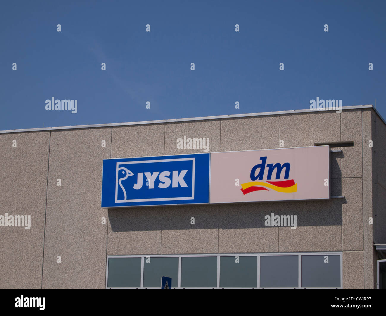 JYSK et DM marque sur le mur Banque D'Images