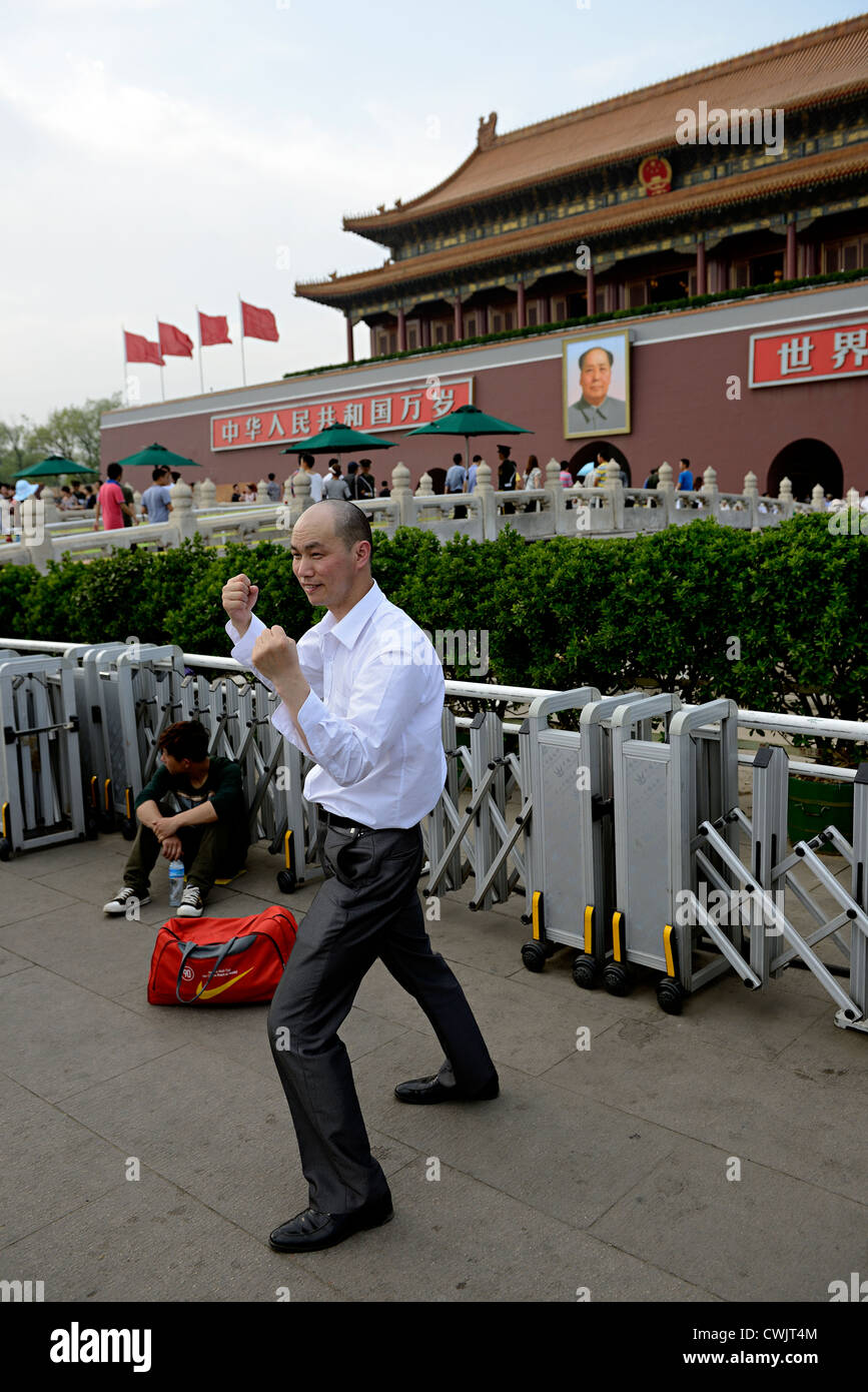 Poser tourisme place Tiananmen Beijing Chine Banque D'Images