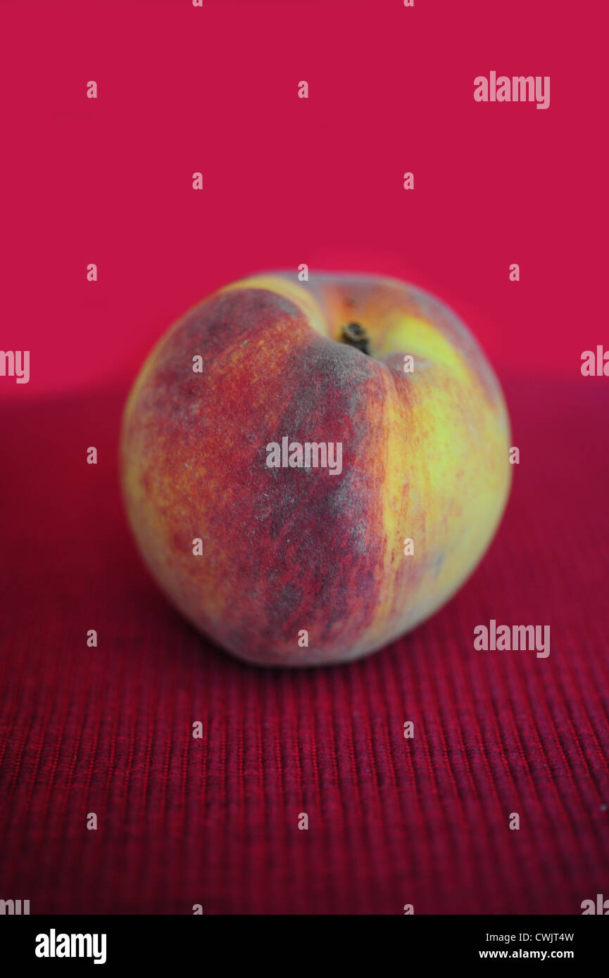Nourriture Fruit pêches peach sur fond rouge. USA l'est cultivé Banque D'Images