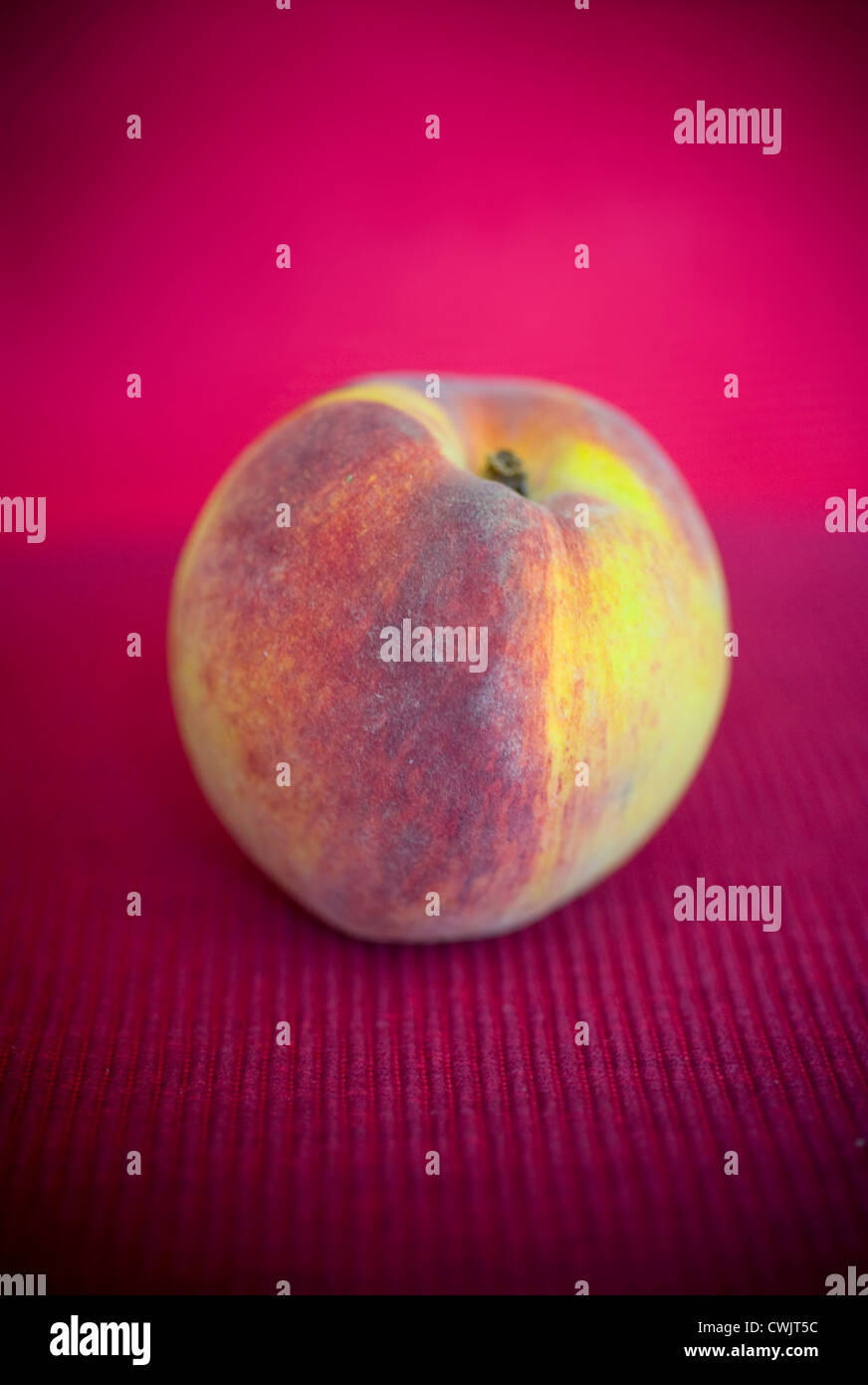 Nourriture Fruit pêches peach sur fond rouge. USA l'est cultivé Banque D'Images