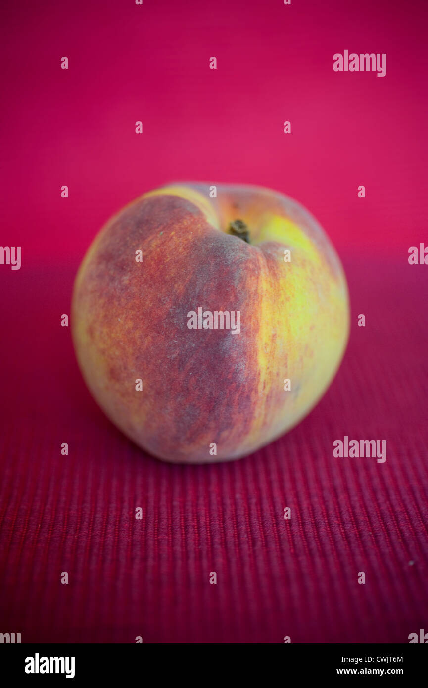Nourriture Fruit pêches peach sur fond rouge. USA l'est cultivé Banque D'Images