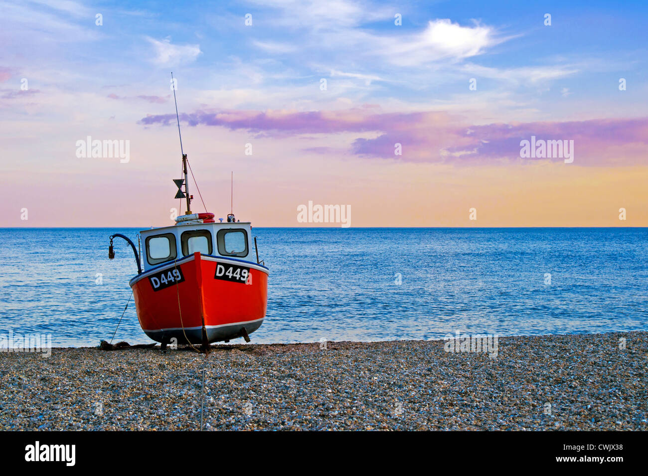 Bateau de pêche en bois sur la rive au coucher du soleil à Branscome Devon Banque D'Images