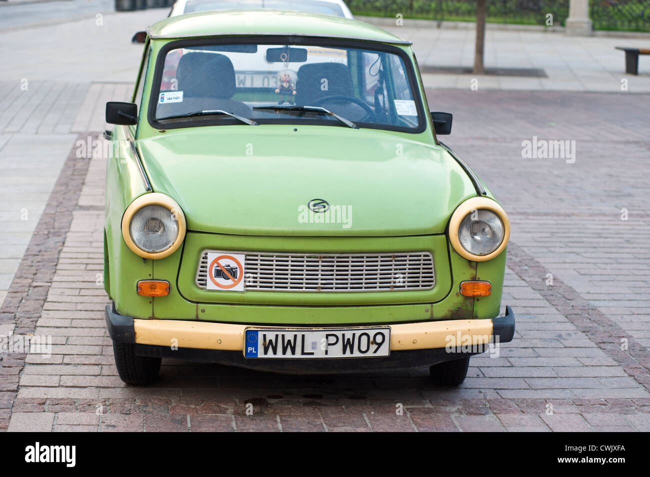 Trabant - une voiture fabriquée en Allemagne de l'Est (DDR) encore en usage. Le vieux pays plaque est apposée à l'arrière n'est plus valide. Banque D'Images