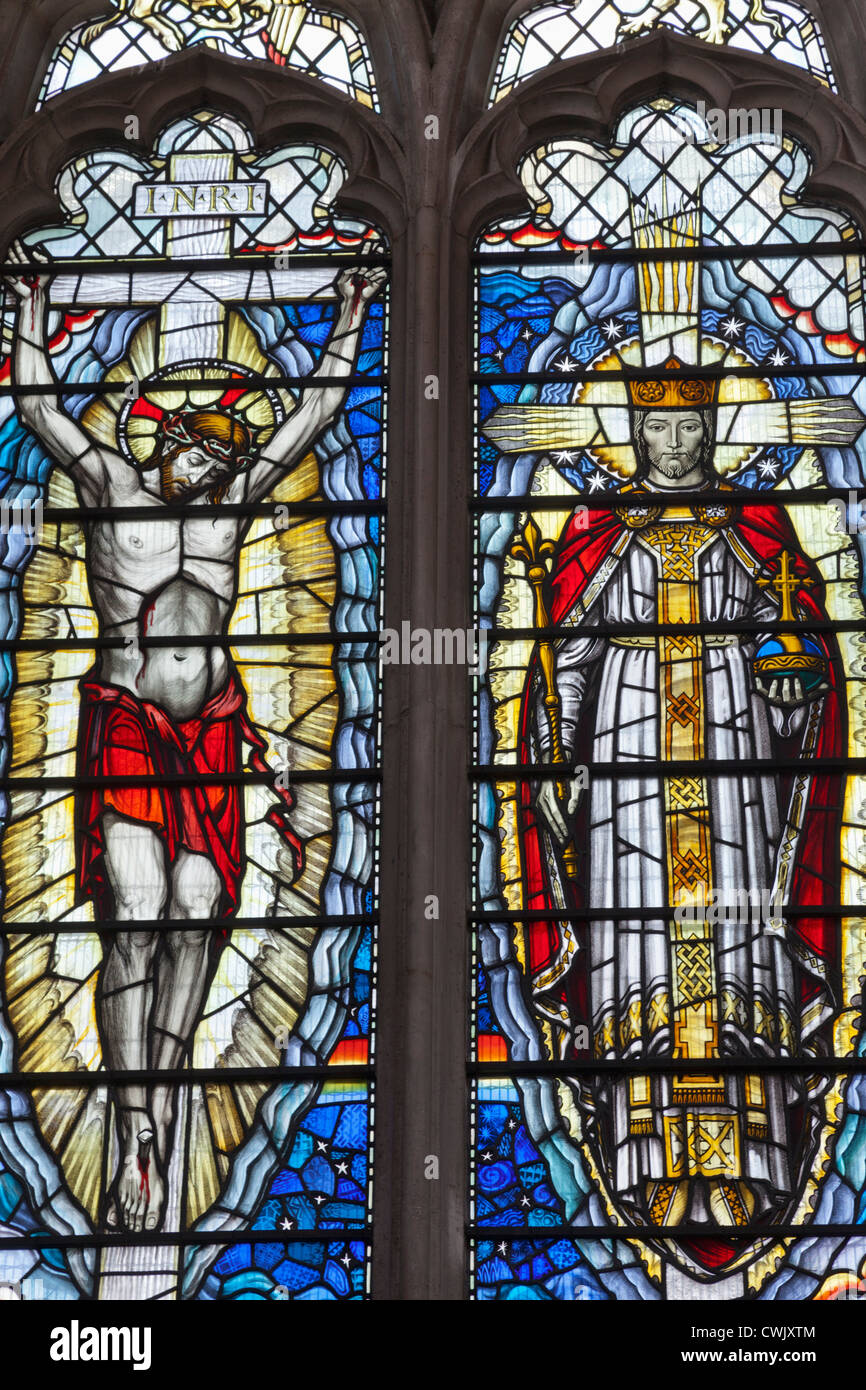 L'Angleterre, Londres, la ville, l'église St Olave Hart Street, vitrail représentant le Christ comme sauveur et Christ comme Victor Banque D'Images