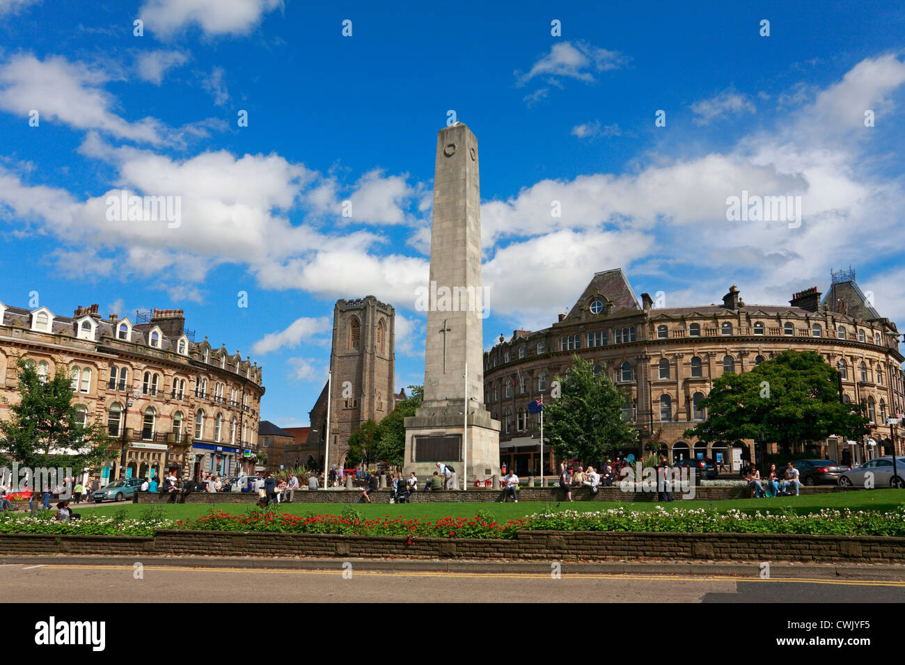 Les gens de vous détendre dans le War Memorial Gardens à Harrogate, North Yorkshire, Angleterre, Royaume-Uni. Banque D'Images