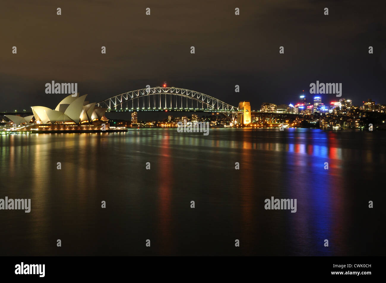 Vue urbaine avec Sydney Opera House, le Harbour Bridge et le quartier des affaires, reflétée dans le port de Sydney. Banque D'Images