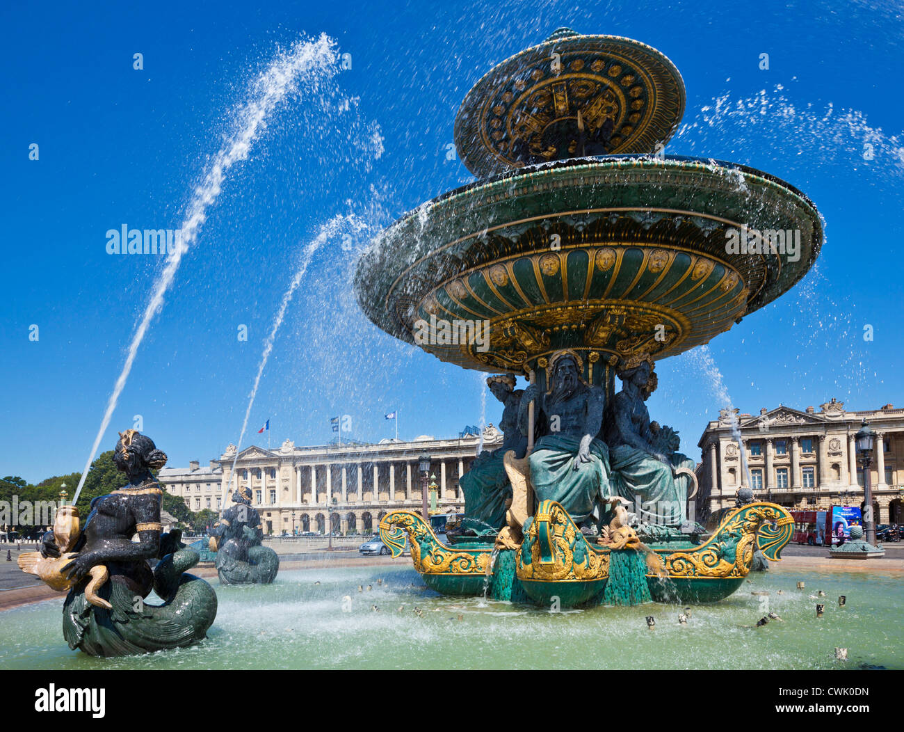 Fontaines de la Place de la Concorde au bout de l'Avenue des Champs-Elysées Paris France Europe de l'UE Banque D'Images