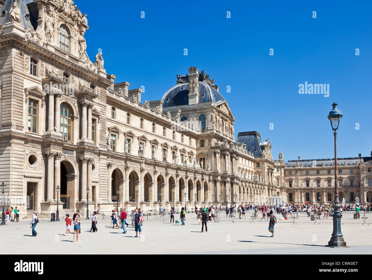 Les visiteurs à l'extérieur de la galerie d'art et musée du Louvre Paris France Europe de l'UE Banque D'Images