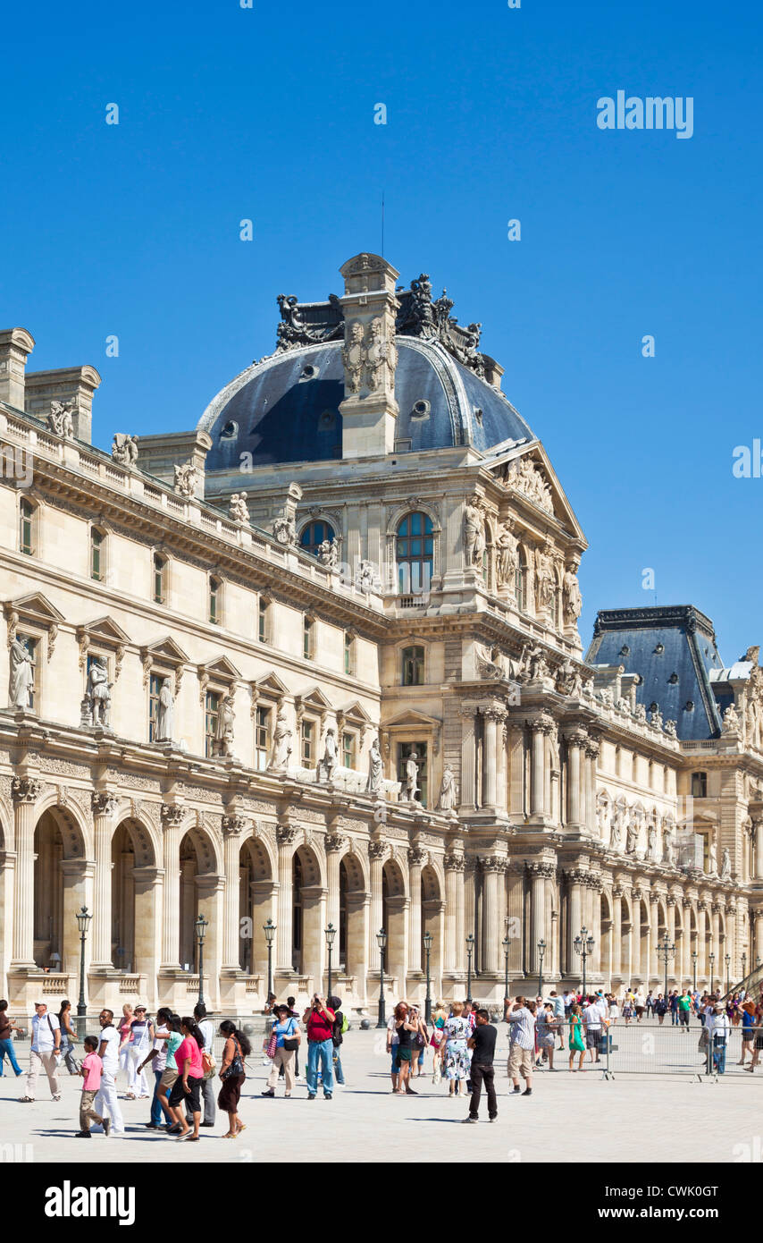Les visiteurs à l'extérieur de la galerie d'art et musée du Louvre Paris France Europe de l'UE Banque D'Images