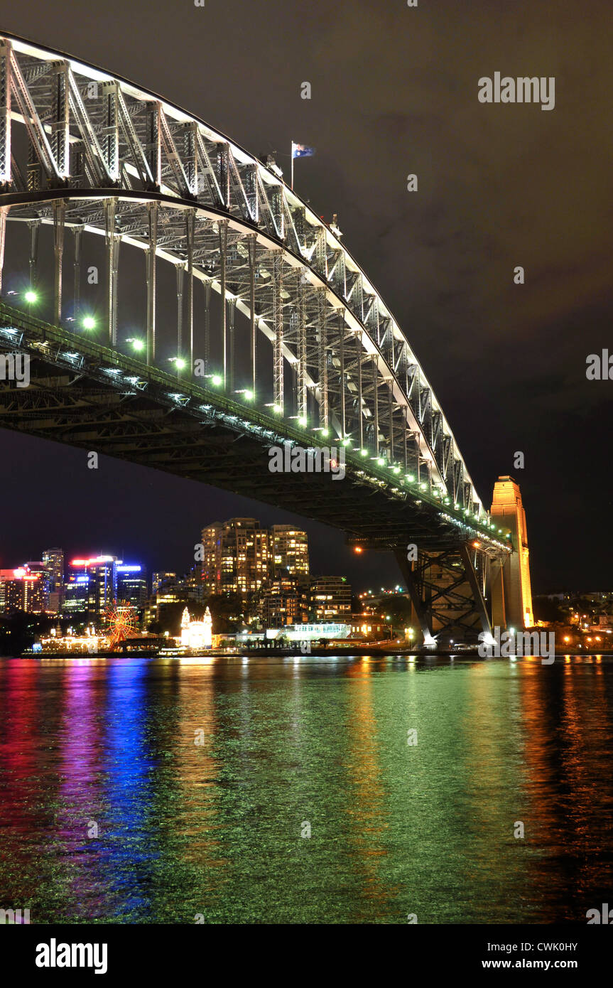 Sydney Harbour Bridge et le quartier des affaires, reflétée dans le port de Sydney. Banque D'Images