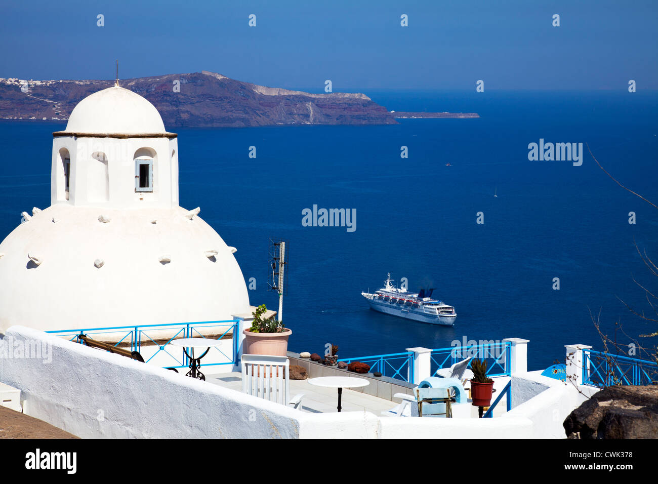 Donnant sur la Caldeira depuis la rue Main à Thira Santorini île grecque La Grèce Banque D'Images