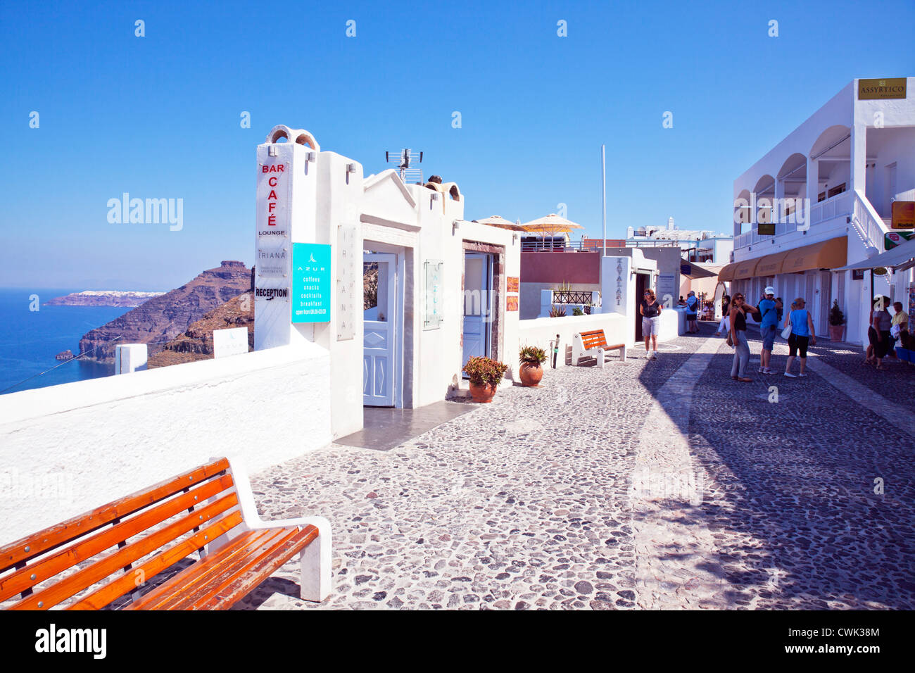 Rue principale à Thira Santorini île grecque, la Grèce boutiques restaurants et les touristes Banque D'Images