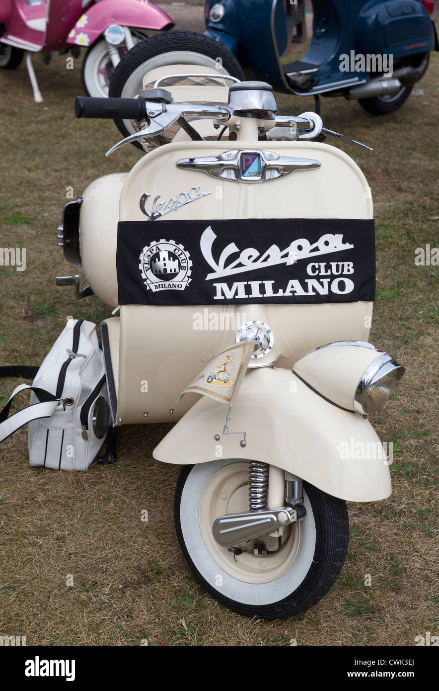 Scooter Vespa Classic Club Milano avec Sash Banque D'Images