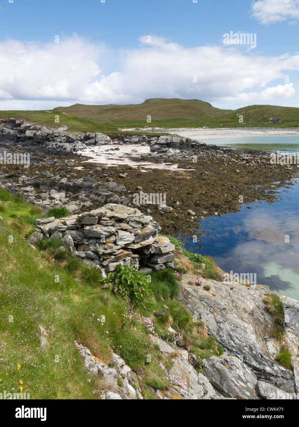 Piège à loutre désaffecté sur la côte de la partie continentale de Shetland. Juin 2012. Banque D'Images