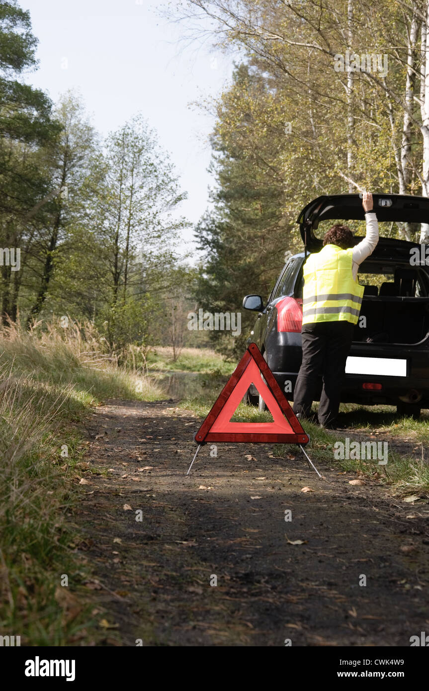 Panne de voiture et triangle rouge. Banque D'Images
